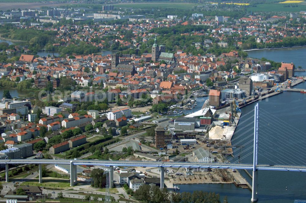 Aerial image Stralsund - Mit dem Begriff Strelasundquerung werden die beiden Brückenverbindungen der Insel Rügen über den Strelasund zum vorpommerschen Festland bei Stralsund, die Rügenbrücke und der Rügendamm, sowie die regelmäßig betriebenen Fährverbindungen zwischen Stralsund und Altefähr sowie Stahlbrode und Glewitz bezeichnet. Der Rügendamm ist die erste feste Strelasundquerung, über den sowohl die alte Bundesstraße 96, als auch eine eingleisige Eisenbahnstrecke sowie ein kombinierter Fuß- und Radweg führen. Sie wurde 1936/1937 fertiggestellt. Rügenbrücke ist der Name der im Jahr 2007 fertiggestellten dreispurigen Hochbrücke ausschließlich für den Kraftfahrzeugverkehr zwischen der Ortschaft Altefähr auf Rügen und der Hanse- und Weltkulturerbestadt Stralsund im Zuge der als Ortsumgehung ausgebauten Bundesstraße 96. Beide Brücken werden parallel betrieben. (DEGES, MAX BÖGL)