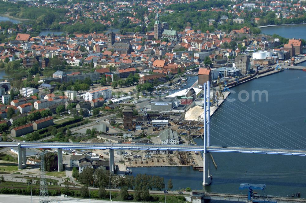 Aerial photograph Stralsund - Mit dem Begriff Strelasundquerung werden die beiden Brückenverbindungen der Insel Rügen über den Strelasund zum vorpommerschen Festland bei Stralsund, die Rügenbrücke und der Rügendamm, sowie die regelmäßig betriebenen Fährverbindungen zwischen Stralsund und Altefähr sowie Stahlbrode und Glewitz bezeichnet. Der Rügendamm ist die erste feste Strelasundquerung, über den sowohl die alte Bundesstraße 96, als auch eine eingleisige Eisenbahnstrecke sowie ein kombinierter Fuß- und Radweg führen. Sie wurde 1936/1937 fertiggestellt. Rügenbrücke ist der Name der im Jahr 2007 fertiggestellten dreispurigen Hochbrücke ausschließlich für den Kraftfahrzeugverkehr zwischen der Ortschaft Altefähr auf Rügen und der Hanse- und Weltkulturerbestadt Stralsund im Zuge der als Ortsumgehung ausgebauten Bundesstraße 96. Beide Brücken werden parallel betrieben. (DEGES, MAX BÖGL)