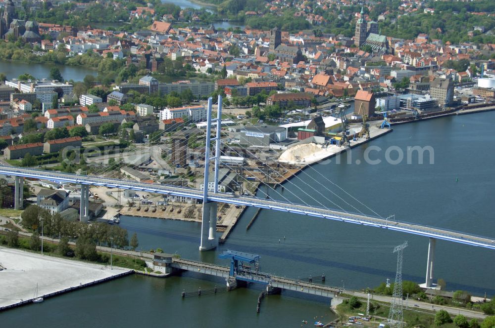 Aerial image Stralsund - Mit dem Begriff Strelasundquerung werden die beiden Brückenverbindungen der Insel Rügen über den Strelasund zum vorpommerschen Festland bei Stralsund, die Rügenbrücke und der Rügendamm, sowie die regelmäßig betriebenen Fährverbindungen zwischen Stralsund und Altefähr sowie Stahlbrode und Glewitz bezeichnet. Der Rügendamm ist die erste feste Strelasundquerung, über den sowohl die alte Bundesstraße 96, als auch eine eingleisige Eisenbahnstrecke sowie ein kombinierter Fuß- und Radweg führen. Sie wurde 1936/1937 fertiggestellt. Rügenbrücke ist der Name der im Jahr 2007 fertiggestellten dreispurigen Hochbrücke ausschließlich für den Kraftfahrzeugverkehr zwischen der Ortschaft Altefähr auf Rügen und der Hanse- und Weltkulturerbestadt Stralsund im Zuge der als Ortsumgehung ausgebauten Bundesstraße 96. Beide Brücken werden parallel betrieben. (DEGES, MAX BÖGL)