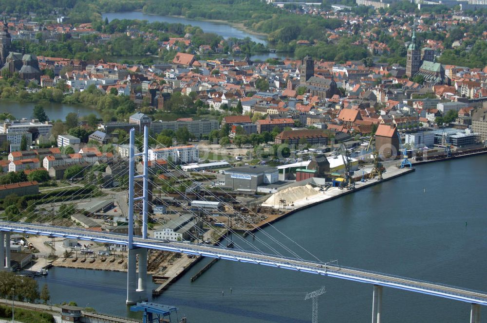 Aerial photograph Stralsund - Mit dem Begriff Strelasundquerung werden die beiden Brückenverbindungen der Insel Rügen über den Strelasund zum vorpommerschen Festland bei Stralsund, die Rügenbrücke und der Rügendamm, sowie die regelmäßig betriebenen Fährverbindungen zwischen Stralsund und Altefähr sowie Stahlbrode und Glewitz bezeichnet. Der Rügendamm ist die erste feste Strelasundquerung, über den sowohl die alte Bundesstraße 96, als auch eine eingleisige Eisenbahnstrecke sowie ein kombinierter Fuß- und Radweg führen. Sie wurde 1936/1937 fertiggestellt. Rügenbrücke ist der Name der im Jahr 2007 fertiggestellten dreispurigen Hochbrücke ausschließlich für den Kraftfahrzeugverkehr zwischen der Ortschaft Altefähr auf Rügen und der Hanse- und Weltkulturerbestadt Stralsund im Zuge der als Ortsumgehung ausgebauten Bundesstraße 96. Beide Brücken werden parallel betrieben. (DEGES, MAX BÖGL)