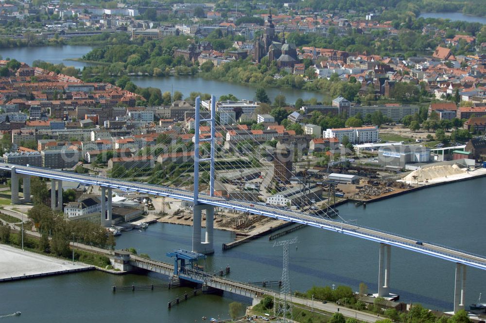 Aerial image Stralsund - Mit dem Begriff Strelasundquerung werden die beiden Brückenverbindungen der Insel Rügen über den Strelasund zum vorpommerschen Festland bei Stralsund, die Rügenbrücke und der Rügendamm, sowie die regelmäßig betriebenen Fährverbindungen zwischen Stralsund und Altefähr sowie Stahlbrode und Glewitz bezeichnet. Der Rügendamm ist die erste feste Strelasundquerung, über den sowohl die alte Bundesstraße 96, als auch eine eingleisige Eisenbahnstrecke sowie ein kombinierter Fuß- und Radweg führen. Sie wurde 1936/1937 fertiggestellt. Rügenbrücke ist der Name der im Jahr 2007 fertiggestellten dreispurigen Hochbrücke ausschließlich für den Kraftfahrzeugverkehr zwischen der Ortschaft Altefähr auf Rügen und der Hanse- und Weltkulturerbestadt Stralsund im Zuge der als Ortsumgehung ausgebauten Bundesstraße 96. Beide Brücken werden parallel betrieben. (DEGES, MAX BÖGL)