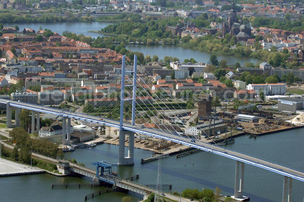 Aerial photograph Stralsund - Mit dem Begriff Strelasundquerung werden die beiden Brückenverbindungen der Insel Rügen über den Strelasund zum vorpommerschen Festland bei Stralsund, die Rügenbrücke und der Rügendamm, sowie die regelmäßig betriebenen Fährverbindungen zwischen Stralsund und Altefähr sowie Stahlbrode und Glewitz bezeichnet. Der Rügendamm ist die erste feste Strelasundquerung, über den sowohl die alte Bundesstraße 96, als auch eine eingleisige Eisenbahnstrecke sowie ein kombinierter Fuß- und Radweg führen. Sie wurde 1936/1937 fertiggestellt. Rügenbrücke ist der Name der im Jahr 2007 fertiggestellten dreispurigen Hochbrücke ausschließlich für den Kraftfahrzeugverkehr zwischen der Ortschaft Altefähr auf Rügen und der Hanse- und Weltkulturerbestadt Stralsund im Zuge der als Ortsumgehung ausgebauten Bundesstraße 96. Beide Brücken werden parallel betrieben. (DEGES, MAX BÖGL)