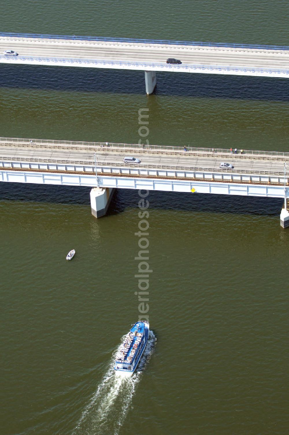 Aerial image Stralsund - Mit dem Begriff Strelasundquerung werden die beiden Brückenverbindungen der Insel Rügen über den Strelasund zum vorpommerschen Festland bei Stralsund, die Rügenbrücke und der Rügendamm, sowie die regelmäßig betriebenen Fährverbindungen zwischen Stralsund und Altefähr sowie Stahlbrode und Glewitz bezeichnet. Der Rügendamm ist die erste feste Strelasundquerung, über den sowohl die alte Bundesstraße 96, als auch eine eingleisige Eisenbahnstrecke sowie ein kombinierter Fuß- und Radweg führen. Sie wurde 1936/1937 fertiggestellt. Rügenbrücke ist der Name der im Jahr 2007 fertiggestellten dreispurigen Hochbrücke ausschließlich für den Kraftfahrzeugverkehr zwischen der Ortschaft Altefähr auf Rügen und der Hanse- und Weltkulturerbestadt Stralsund im Zuge der als Ortsumgehung ausgebauten Bundesstraße 96. Beide Brücken werden parallel betrieben. (DEGES, MAX BÖGL)