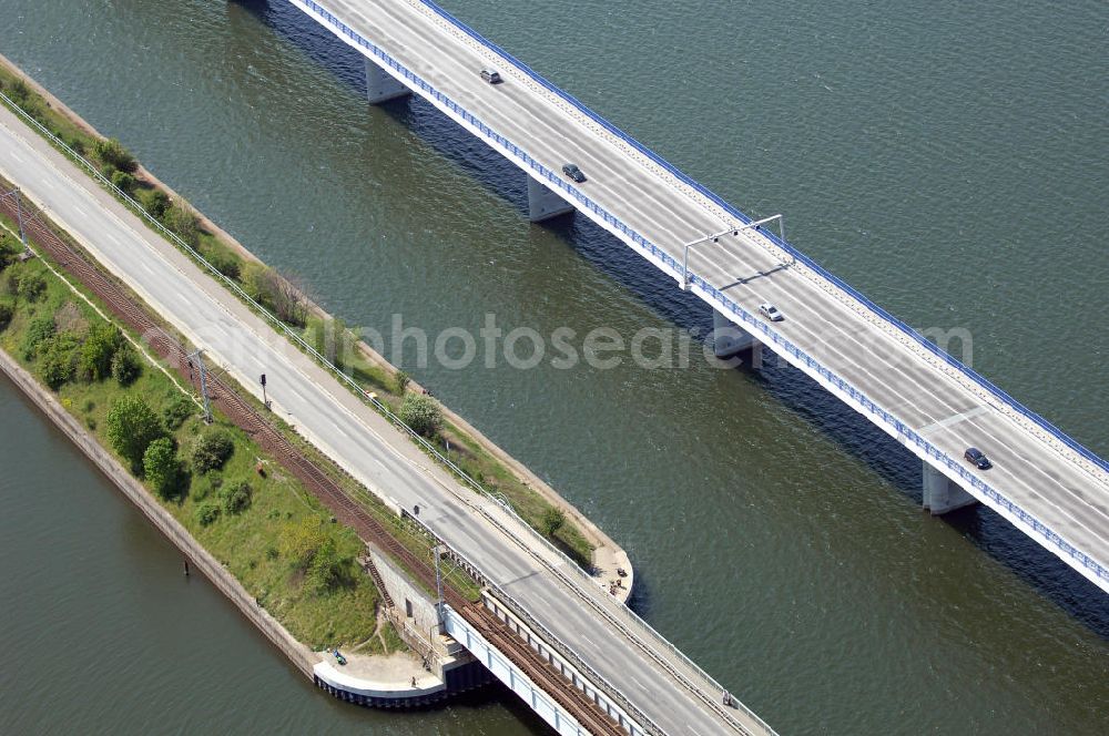 Aerial photograph Stralsund - Mit dem Begriff Strelasundquerung werden die beiden Brückenverbindungen der Insel Rügen über den Strelasund zum vorpommerschen Festland bei Stralsund, die Rügenbrücke und der Rügendamm, sowie die regelmäßig betriebenen Fährverbindungen zwischen Stralsund und Altefähr sowie Stahlbrode und Glewitz bezeichnet. Der Rügendamm ist die erste feste Strelasundquerung, über den sowohl die alte Bundesstraße 96, als auch eine eingleisige Eisenbahnstrecke sowie ein kombinierter Fuß- und Radweg führen. Sie wurde 1936/1937 fertiggestellt. Rügenbrücke ist der Name der im Jahr 2007 fertiggestellten dreispurigen Hochbrücke ausschließlich für den Kraftfahrzeugverkehr zwischen der Ortschaft Altefähr auf Rügen und der Hanse- und Weltkulturerbestadt Stralsund im Zuge der als Ortsumgehung ausgebauten Bundesstraße 96. Beide Brücken werden parallel betrieben. (DEGES, MAX BÖGL)