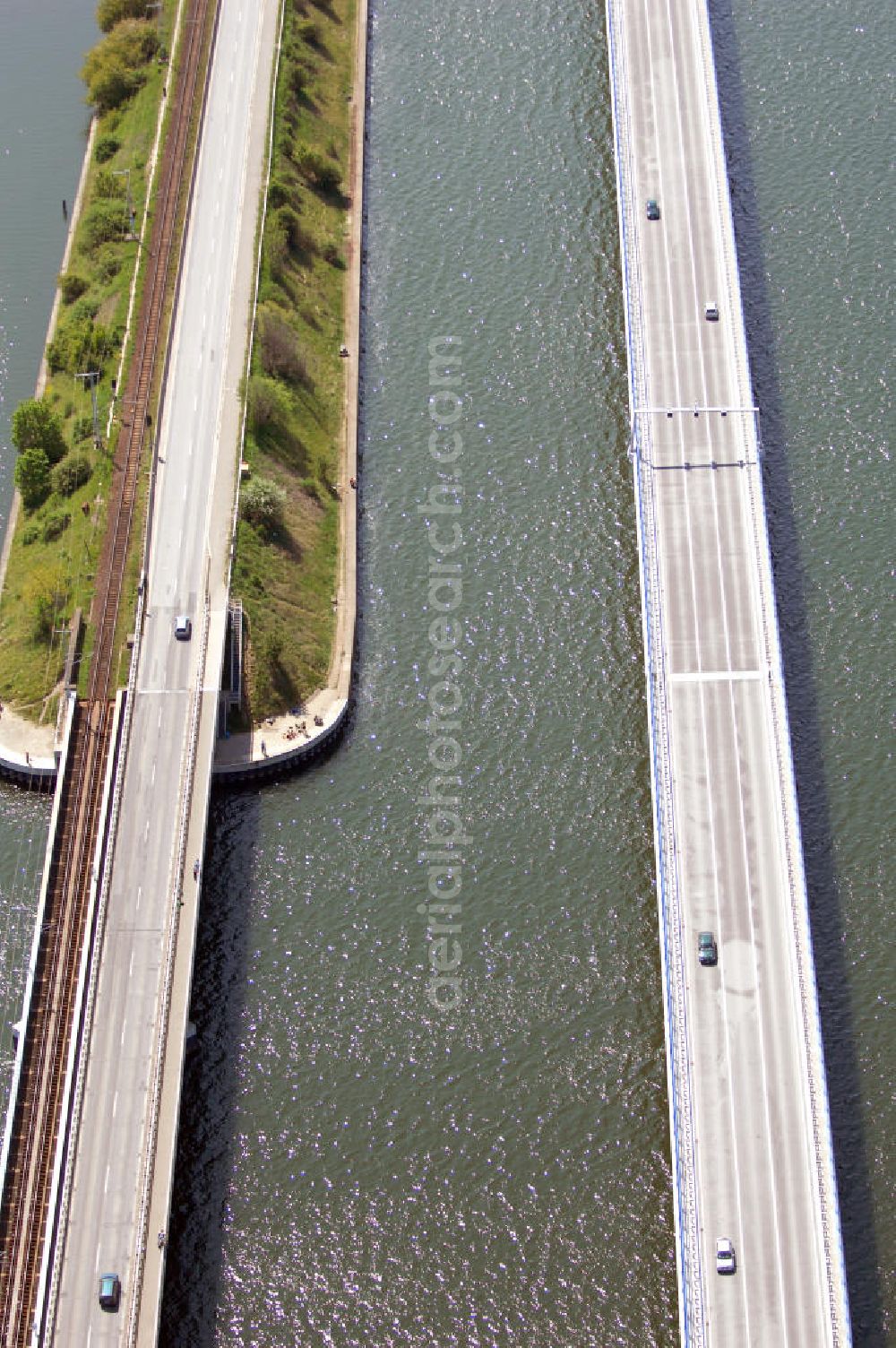 Aerial image Stralsund - Mit dem Begriff Strelasundquerung werden die beiden Brückenverbindungen der Insel Rügen über den Strelasund zum vorpommerschen Festland bei Stralsund, die Rügenbrücke und der Rügendamm, sowie die regelmäßig betriebenen Fährverbindungen zwischen Stralsund und Altefähr sowie Stahlbrode und Glewitz bezeichnet. Der Rügendamm ist die erste feste Strelasundquerung, über den sowohl die alte Bundesstraße 96, als auch eine eingleisige Eisenbahnstrecke sowie ein kombinierter Fuß- und Radweg führen. Sie wurde 1936/1937 fertiggestellt. Rügenbrücke ist der Name der im Jahr 2007 fertiggestellten dreispurigen Hochbrücke ausschließlich für den Kraftfahrzeugverkehr zwischen der Ortschaft Altefähr auf Rügen und der Hanse- und Weltkulturerbestadt Stralsund im Zuge der als Ortsumgehung ausgebauten Bundesstraße 96. Beide Brücken werden parallel betrieben. (DEGES, MAX BÖGL)