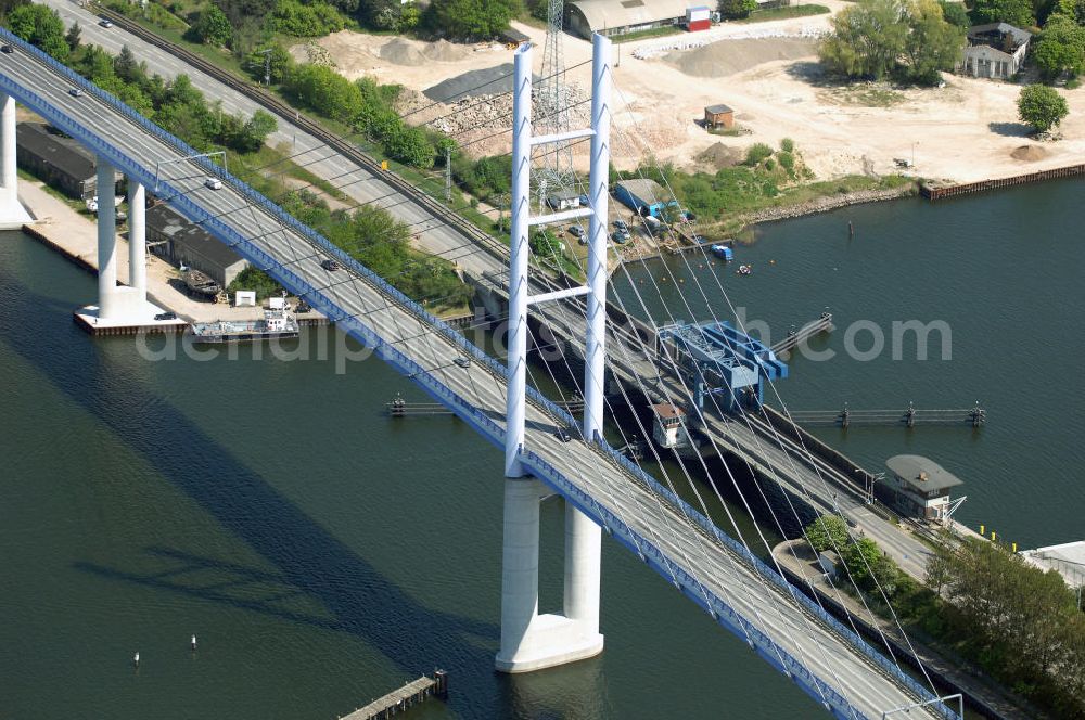 Aerial photograph Stralsund - Mit dem Begriff Strelasundquerung werden die beiden Brückenverbindungen der Insel Rügen über den Strelasund zum vorpommerschen Festland bei Stralsund, die Rügenbrücke und der Rügendamm, sowie die regelmäßig betriebenen Fährverbindungen zwischen Stralsund und Altefähr sowie Stahlbrode und Glewitz bezeichnet. Der Rügendamm ist die erste feste Strelasundquerung, über den sowohl die alte Bundesstraße 96, als auch eine eingleisige Eisenbahnstrecke sowie ein kombinierter Fuß- und Radweg führen. Sie wurde 1936/1937 fertiggestellt. Rügenbrücke ist der Name der im Jahr 2007 fertiggestellten dreispurigen Hochbrücke ausschließlich für den Kraftfahrzeugverkehr zwischen der Ortschaft Altefähr auf Rügen und der Hanse- und Weltkulturerbestadt Stralsund im Zuge der als Ortsumgehung ausgebauten Bundesstraße 96. Beide Brücken werden parallel betrieben. (DEGES, MAX BÖGL)