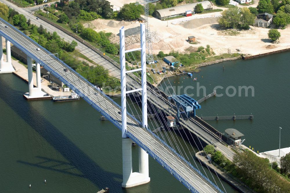 Stralsund from above - Mit dem Begriff Strelasundquerung werden die beiden Brückenverbindungen der Insel Rügen über den Strelasund zum vorpommerschen Festland bei Stralsund, die Rügenbrücke und der Rügendamm, sowie die regelmäßig betriebenen Fährverbindungen zwischen Stralsund und Altefähr sowie Stahlbrode und Glewitz bezeichnet. Der Rügendamm ist die erste feste Strelasundquerung, über den sowohl die alte Bundesstraße 96, als auch eine eingleisige Eisenbahnstrecke sowie ein kombinierter Fuß- und Radweg führen. Sie wurde 1936/1937 fertiggestellt. Rügenbrücke ist der Name der im Jahr 2007 fertiggestellten dreispurigen Hochbrücke ausschließlich für den Kraftfahrzeugverkehr zwischen der Ortschaft Altefähr auf Rügen und der Hanse- und Weltkulturerbestadt Stralsund im Zuge der als Ortsumgehung ausgebauten Bundesstraße 96. Beide Brücken werden parallel betrieben. (DEGES, MAX BÖGL)