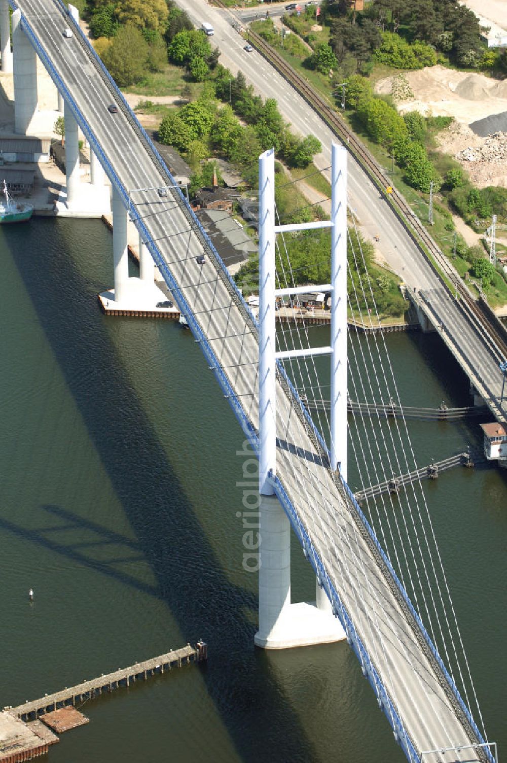 Aerial image Stralsund - Mit dem Begriff Strelasundquerung werden die beiden Brückenverbindungen der Insel Rügen über den Strelasund zum vorpommerschen Festland bei Stralsund, die Rügenbrücke und der Rügendamm, sowie die regelmäßig betriebenen Fährverbindungen zwischen Stralsund und Altefähr sowie Stahlbrode und Glewitz bezeichnet. Der Rügendamm ist die erste feste Strelasundquerung, über den sowohl die alte Bundesstraße 96, als auch eine eingleisige Eisenbahnstrecke sowie ein kombinierter Fuß- und Radweg führen. Sie wurde 1936/1937 fertiggestellt. Rügenbrücke ist der Name der im Jahr 2007 fertiggestellten dreispurigen Hochbrücke ausschließlich für den Kraftfahrzeugverkehr zwischen der Ortschaft Altefähr auf Rügen und der Hanse- und Weltkulturerbestadt Stralsund im Zuge der als Ortsumgehung ausgebauten Bundesstraße 96. Beide Brücken werden parallel betrieben. (DEGES, MAX BÖGL)