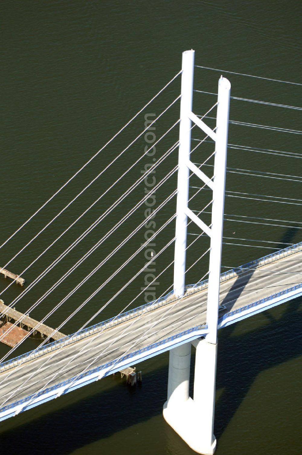 Stralsund from the bird's eye view: Mit dem Begriff Strelasundquerung werden die beiden Brückenverbindungen der Insel Rügen über den Strelasund zum vorpommerschen Festland bei Stralsund, die Rügenbrücke und der Rügendamm, sowie die regelmäßig betriebenen Fährverbindungen zwischen Stralsund und Altefähr sowie Stahlbrode und Glewitz bezeichnet. Der Rügendamm ist die erste feste Strelasundquerung, über den sowohl die alte Bundesstraße 96, als auch eine eingleisige Eisenbahnstrecke sowie ein kombinierter Fuß- und Radweg führen. Sie wurde 1936/1937 fertiggestellt. Rügenbrücke ist der Name der im Jahr 2007 fertiggestellten dreispurigen Hochbrücke ausschließlich für den Kraftfahrzeugverkehr zwischen der Ortschaft Altefähr auf Rügen und der Hanse- und Weltkulturerbestadt Stralsund im Zuge der als Ortsumgehung ausgebauten Bundesstraße 96. Beide Brücken werden parallel betrieben. (DEGES, MAX BÖGL)