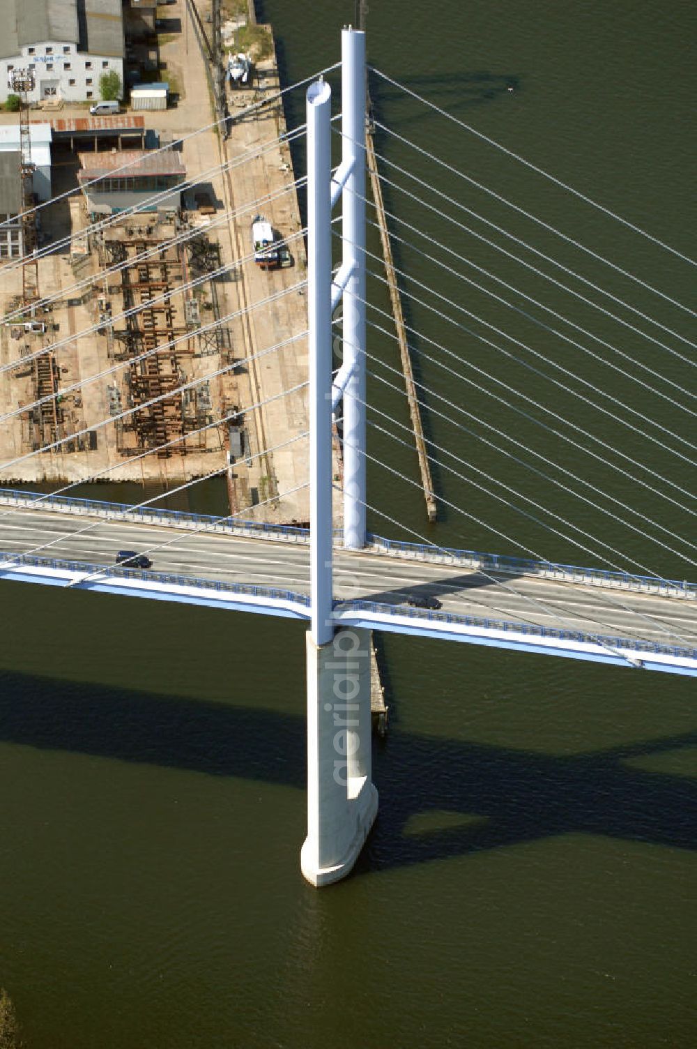 Aerial image Stralsund - Mit dem Begriff Strelasundquerung werden die beiden Brückenverbindungen der Insel Rügen über den Strelasund zum vorpommerschen Festland bei Stralsund, die Rügenbrücke und der Rügendamm, sowie die regelmäßig betriebenen Fährverbindungen zwischen Stralsund und Altefähr sowie Stahlbrode und Glewitz bezeichnet. Der Rügendamm ist die erste feste Strelasundquerung, über den sowohl die alte Bundesstraße 96, als auch eine eingleisige Eisenbahnstrecke sowie ein kombinierter Fuß- und Radweg führen. Sie wurde 1936/1937 fertiggestellt. Rügenbrücke ist der Name der im Jahr 2007 fertiggestellten dreispurigen Hochbrücke ausschließlich für den Kraftfahrzeugverkehr zwischen der Ortschaft Altefähr auf Rügen und der Hanse- und Weltkulturerbestadt Stralsund im Zuge der als Ortsumgehung ausgebauten Bundesstraße 96. Beide Brücken werden parallel betrieben. (DEGES, MAX BÖGL)