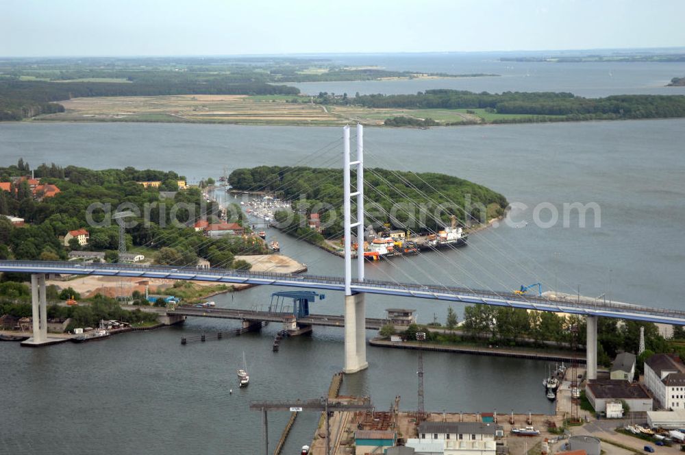 Aerial image Stralsund - Mit dem Begriff Strelasundquerung werden die beiden Brückenverbindungen der Insel Rügen über den Strelasund zum vorpommerschen Festland bei Stralsund, die Rügenbrücke und der Rügendamm , sowie die regelmäßig betriebenen Fährverbindungen zwischen Stralsund und Altefähr sowie Stahlbrode und Glewitz bezeichnet. Der Rügendamm ist die erste feste Strelasundquerung, über den sowohl die alte Bundesstraße 96, als auch eine eingleisige Eisenbahnstrecke sowie ein kombinierter Fuß- und Radweg führen. Sie wurde 1936/1937 fertiggestellt. Rügenbrücke ist der Name der im Jahr 2007 fertiggestellten dreispurigen Hochbrücke ausschließlich für den Kraftfahrzeugverkehr zwischen der Ortschaft Altefähr auf Rügen und der Hanse- und Weltkulturerbestadt Stralsund im Zuge der als Ortsumgehung ausgebauten Bundesstraße 96. Beide Brücken werden parallel betrieben. (DEGES, MAX BÖGL)