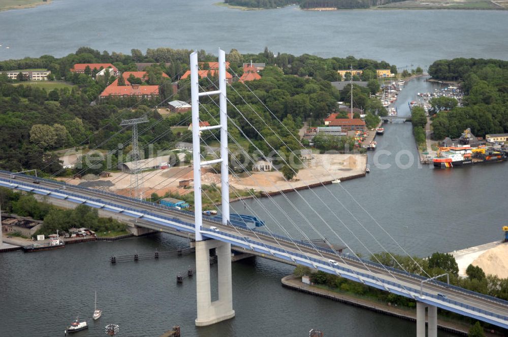 Aerial photograph Stralsund - Mit dem Begriff Strelasundquerung werden die beiden Brückenverbindungen der Insel Rügen über den Strelasund zum vorpommerschen Festland bei Stralsund, die Rügenbrücke und der Rügendamm , sowie die regelmäßig betriebenen Fährverbindungen zwischen Stralsund und Altefähr sowie Stahlbrode und Glewitz bezeichnet. Der Rügendamm ist die erste feste Strelasundquerung, über den sowohl die alte Bundesstraße 96, als auch eine eingleisige Eisenbahnstrecke sowie ein kombinierter Fuß- und Radweg führen. Sie wurde 1936/1937 fertiggestellt. Rügenbrücke ist der Name der im Jahr 2007 fertiggestellten dreispurigen Hochbrücke ausschließlich für den Kraftfahrzeugverkehr zwischen der Ortschaft Altefähr auf Rügen und der Hanse- und Weltkulturerbestadt Stralsund im Zuge der als Ortsumgehung ausgebauten Bundesstraße 96. Beide Brücken werden parallel betrieben. (DEGES, MAX BÖGL)