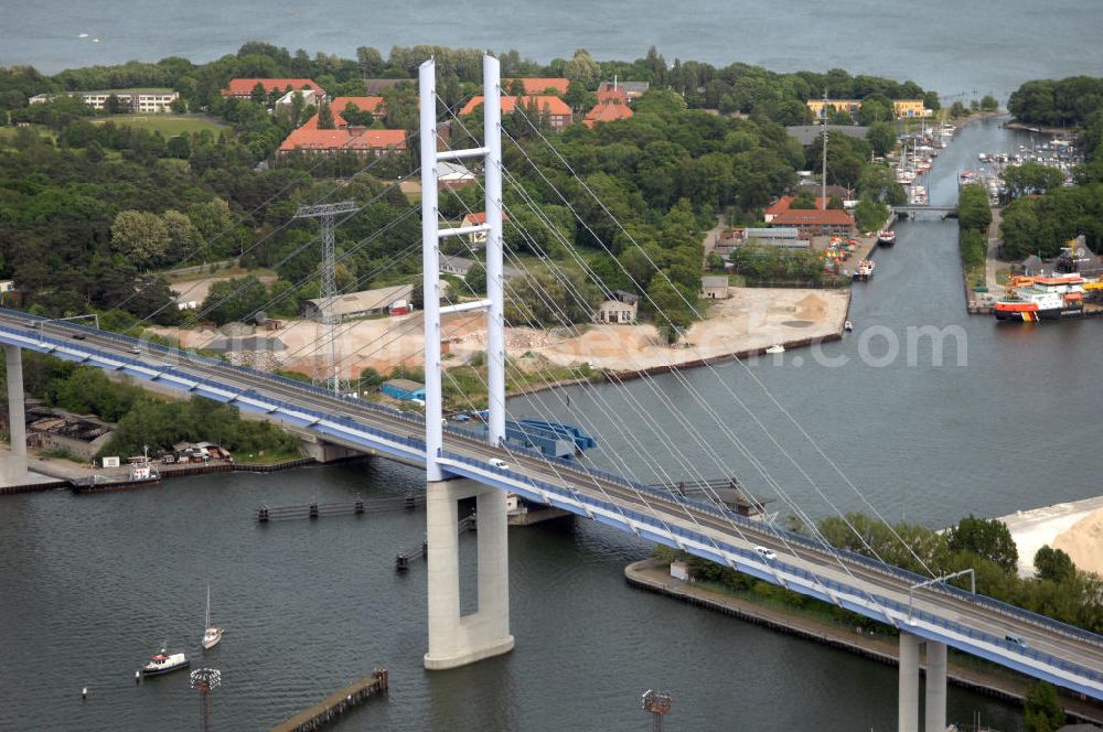 Stralsund from above - Mit dem Begriff Strelasundquerung werden die beiden Brückenverbindungen der Insel Rügen über den Strelasund zum vorpommerschen Festland bei Stralsund, die Rügenbrücke und der Rügendamm , sowie die regelmäßig betriebenen Fährverbindungen zwischen Stralsund und Altefähr sowie Stahlbrode und Glewitz bezeichnet. Der Rügendamm ist die erste feste Strelasundquerung, über den sowohl die alte Bundesstraße 96, als auch eine eingleisige Eisenbahnstrecke sowie ein kombinierter Fuß- und Radweg führen. Sie wurde 1936/1937 fertiggestellt. Rügenbrücke ist der Name der im Jahr 2007 fertiggestellten dreispurigen Hochbrücke ausschließlich für den Kraftfahrzeugverkehr zwischen der Ortschaft Altefähr auf Rügen und der Hanse- und Weltkulturerbestadt Stralsund im Zuge der als Ortsumgehung ausgebauten Bundesstraße 96. Beide Brücken werden parallel betrieben. (DEGES, MAX BÖGL)