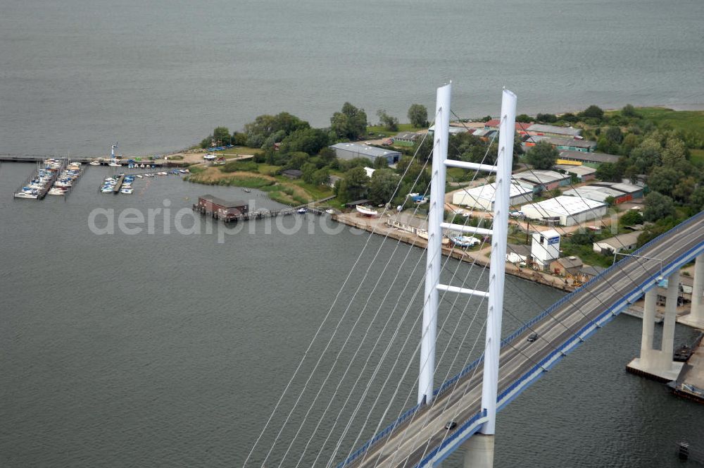 Aerial image Stralsund - Mit dem Begriff Strelasundquerung werden die beiden Brückenverbindungen der Insel Rügen über den Strelasund zum vorpommerschen Festland bei Stralsund, die Rügenbrücke und der Rügendamm , sowie die regelmäßig betriebenen Fährverbindungen zwischen Stralsund und Altefähr sowie Stahlbrode und Glewitz bezeichnet. Der Rügendamm ist die erste feste Strelasundquerung, über den sowohl die alte Bundesstraße 96, als auch eine eingleisige Eisenbahnstrecke sowie ein kombinierter Fuß- und Radweg führen. Sie wurde 1936/1937 fertiggestellt. Rügenbrücke ist der Name der im Jahr 2007 fertiggestellten dreispurigen Hochbrücke ausschließlich für den Kraftfahrzeugverkehr zwischen der Ortschaft Altefähr auf Rügen und der Hanse- und Weltkulturerbestadt Stralsund im Zuge der als Ortsumgehung ausgebauten Bundesstraße 96. Beide Brücken werden parallel betrieben. (DEGES, MAX BÖGL)