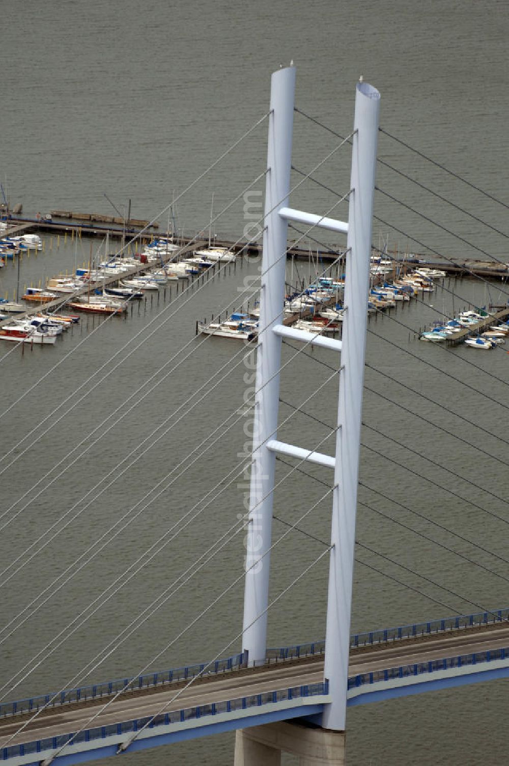 Stralsund from above - Mit dem Begriff Strelasundquerung werden die beiden Brückenverbindungen der Insel Rügen über den Strelasund zum vorpommerschen Festland bei Stralsund, die Rügenbrücke und der Rügendamm , sowie die regelmäßig betriebenen Fährverbindungen zwischen Stralsund und Altefähr sowie Stahlbrode und Glewitz bezeichnet. Der Rügendamm ist die erste feste Strelasundquerung, über den sowohl die alte Bundesstraße 96, als auch eine eingleisige Eisenbahnstrecke sowie ein kombinierter Fuß- und Radweg führen. Sie wurde 1936/1937 fertiggestellt. Rügenbrücke ist der Name der im Jahr 2007 fertiggestellten dreispurigen Hochbrücke ausschließlich für den Kraftfahrzeugverkehr zwischen der Ortschaft Altefähr auf Rügen und der Hanse- und Weltkulturerbestadt Stralsund im Zuge der als Ortsumgehung ausgebauten Bundesstraße 96. Beide Brücken werden parallel betrieben. (DEGES, MAX BÖGL)