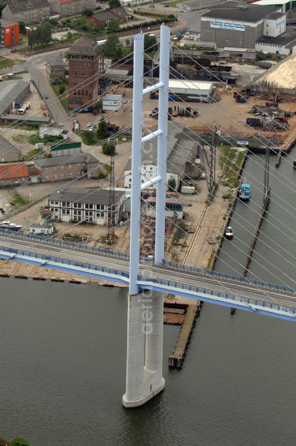 Aerial image Stralsund - Mit dem Begriff Strelasundquerung werden die beiden Brückenverbindungen der Insel Rügen über den Strelasund zum vorpommerschen Festland bei Stralsund, die Rügenbrücke und der Rügendamm , sowie die regelmäßig betriebenen Fährverbindungen zwischen Stralsund und Altefähr sowie Stahlbrode und Glewitz bezeichnet. Der Rügendamm ist die erste feste Strelasundquerung, über den sowohl die alte Bundesstraße 96, als auch eine eingleisige Eisenbahnstrecke sowie ein kombinierter Fuß- und Radweg führen. Sie wurde 1936/1937 fertiggestellt. Rügenbrücke ist der Name der im Jahr 2007 fertiggestellten dreispurigen Hochbrücke ausschließlich für den Kraftfahrzeugverkehr zwischen der Ortschaft Altefähr auf Rügen und der Hanse- und Weltkulturerbestadt Stralsund im Zuge der als Ortsumgehung ausgebauten Bundesstraße 96. Beide Brücken werden parallel betrieben. (DEGES, MAX BÖGL)