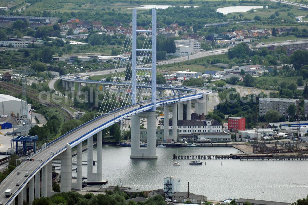 Aerial photograph Stralsund - Mit dem Begriff Strelasundquerung werden die beiden Brückenverbindungen der Insel Rügen über den Strelasund zum vorpommerschen Festland bei Stralsund, die Rügenbrücke und der Rügendamm , sowie die regelmäßig betriebenen Fährverbindungen zwischen Stralsund und Altefähr sowie Stahlbrode und Glewitz bezeichnet. Der Rügendamm ist die erste feste Strelasundquerung, über den sowohl die alte Bundesstraße 96, als auch eine eingleisige Eisenbahnstrecke sowie ein kombinierter Fuß- und Radweg führen. Sie wurde 1936/1937 fertiggestellt. Rügenbrücke ist der Name der im Jahr 2007 fertiggestellten dreispurigen Hochbrücke ausschließlich für den Kraftfahrzeugverkehr zwischen der Ortschaft Altefähr auf Rügen und der Hanse- und Weltkulturerbestadt Stralsund im Zuge der als Ortsumgehung ausgebauten Bundesstraße 96. Beide Brücken werden parallel betrieben. (DEGES, MAX BÖGL)