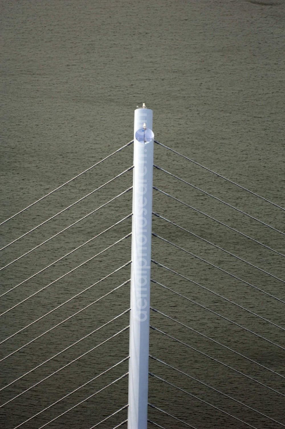 Aerial photograph Stralsund - Mit dem Begriff Strelasundquerung werden die beiden Brückenverbindungen der Insel Rügen über den Strelasund zum vorpommerschen Festland bei Stralsund, die Rügenbrücke und der Rügendamm , sowie die regelmäßig betriebenen Fährverbindungen zwischen Stralsund und Altefähr sowie Stahlbrode und Glewitz bezeichnet. Der Rügendamm ist die erste feste Strelasundquerung, über den sowohl die alte Bundesstraße 96, als auch eine eingleisige Eisenbahnstrecke sowie ein kombinierter Fuß- und Radweg führen. Sie wurde 1936/1937 fertiggestellt. Rügenbrücke ist der Name der im Jahr 2007 fertiggestellten dreispurigen Hochbrücke ausschließlich für den Kraftfahrzeugverkehr zwischen der Ortschaft Altefähr auf Rügen und der Hanse- und Weltkulturerbestadt Stralsund im Zuge der als Ortsumgehung ausgebauten Bundesstraße 96. Beide Brücken werden parallel betrieben. (DEGES, MAX BÖGL)