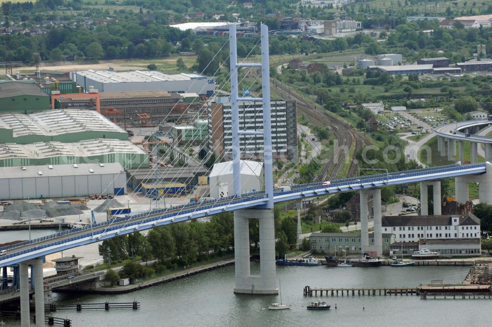 Aerial image Stralsund - Mit dem Begriff Strelasundquerung werden die beiden Brückenverbindungen der Insel Rügen über den Strelasund zum vorpommerschen Festland bei Stralsund, die Rügenbrücke und der Rügendamm , sowie die regelmäßig betriebenen Fährverbindungen zwischen Stralsund und Altefähr sowie Stahlbrode und Glewitz bezeichnet. Der Rügendamm ist die erste feste Strelasundquerung, über den sowohl die alte Bundesstraße 96, als auch eine eingleisige Eisenbahnstrecke sowie ein kombinierter Fuß- und Radweg führen. Sie wurde 1936/1937 fertiggestellt. Rügenbrücke ist der Name der im Jahr 2007 fertiggestellten dreispurigen Hochbrücke ausschließlich für den Kraftfahrzeugverkehr zwischen der Ortschaft Altefähr auf Rügen und der Hanse- und Weltkulturerbestadt Stralsund im Zuge der als Ortsumgehung ausgebauten Bundesstraße 96. Beide Brücken werden parallel betrieben. (DEGES, MAX BÖGL)