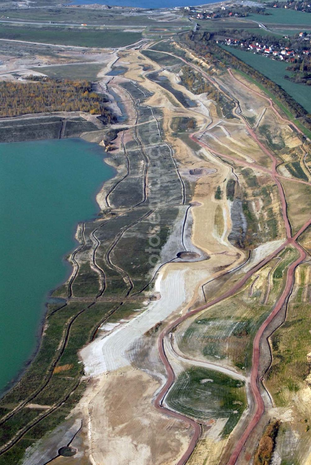 Leipzig from above - Blick auf den Störmthaler See - dieser entsteht zur Zeit südlich von Leipzig durch die Flutung des Südostteils des ehemaligen Braunkohletagebaus Espenhain. Direkt benachbart ist der Markkleeberger See. Etwa im Jahr 2011 soll der Störmthaler See seinen Endwasserstand erreicht haben. Geplant ist das Wassersportzentrum Gruna auf der Magdeborner Halbinsel (Kanuregattastrecke, Segelhafen, Strand).