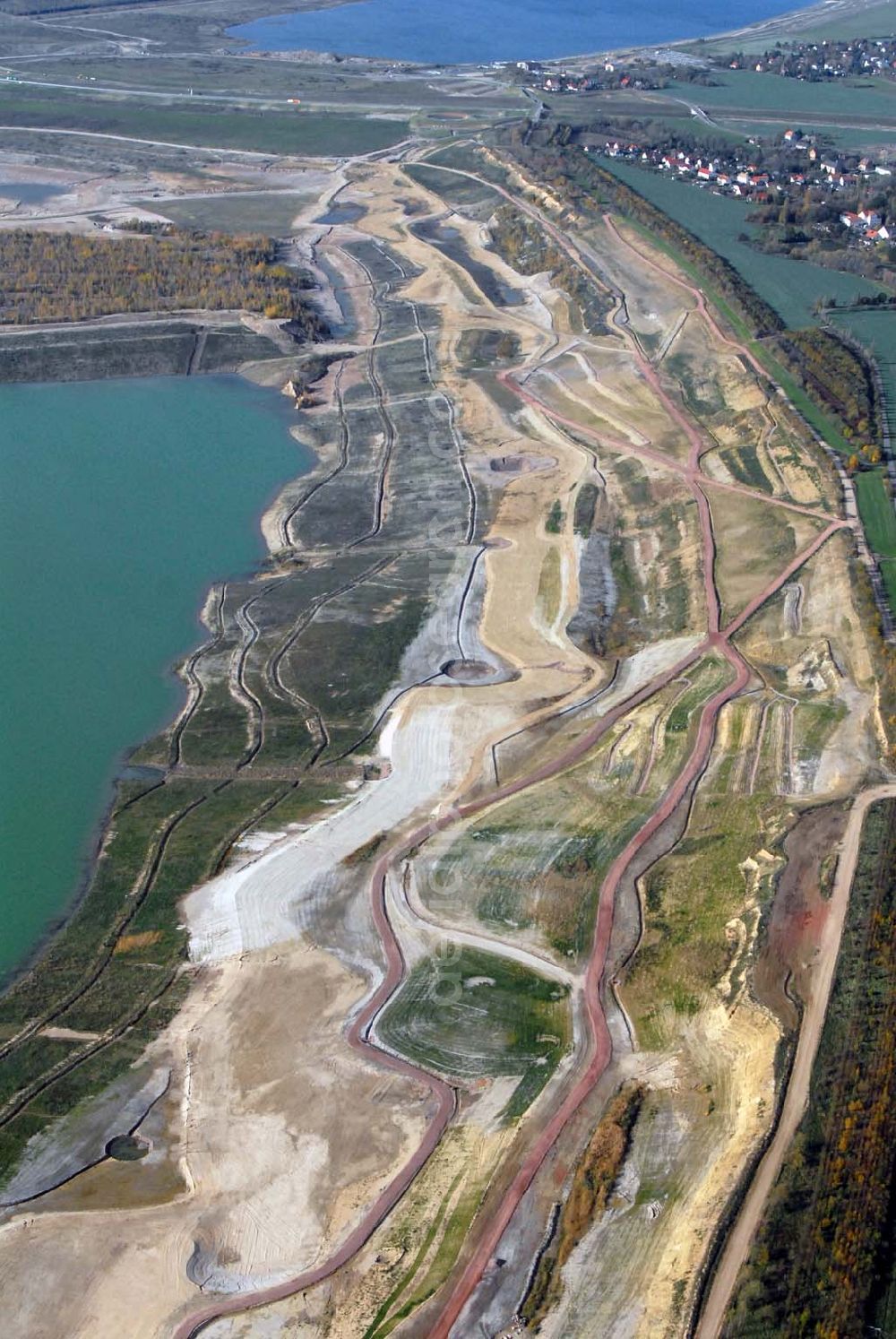 Leipzig from the bird's eye view: Blick auf den Störmthaler See - dieser entsteht zur Zeit südlich von Leipzig durch die Flutung des Südostteils des ehemaligen Braunkohletagebaus Espenhain. Direkt benachbart ist der Markkleeberger See. Etwa im Jahr 2011 soll der Störmthaler See seinen Endwasserstand erreicht haben. Geplant ist das Wassersportzentrum Gruna auf der Magdeborner Halbinsel (Kanuregattastrecke, Segelhafen, Strand).