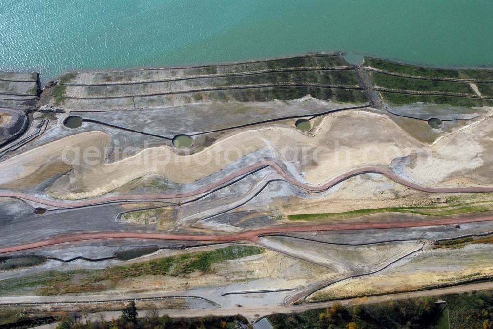 Leipzig from above - Blick auf den Störmthaler See - dieser entsteht zur Zeit südlich von Leipzig durch die Flutung des Südostteils des ehemaligen Braunkohletagebaus Espenhain. Direkt benachbart ist der Markkleeberger See. Etwa im Jahr 2011 soll der Störmthaler See seinen Endwasserstand erreicht haben. Geplant ist das Wassersportzentrum Gruna auf der Magdeborner Halbinsel (Kanuregattastrecke, Segelhafen, Strand).