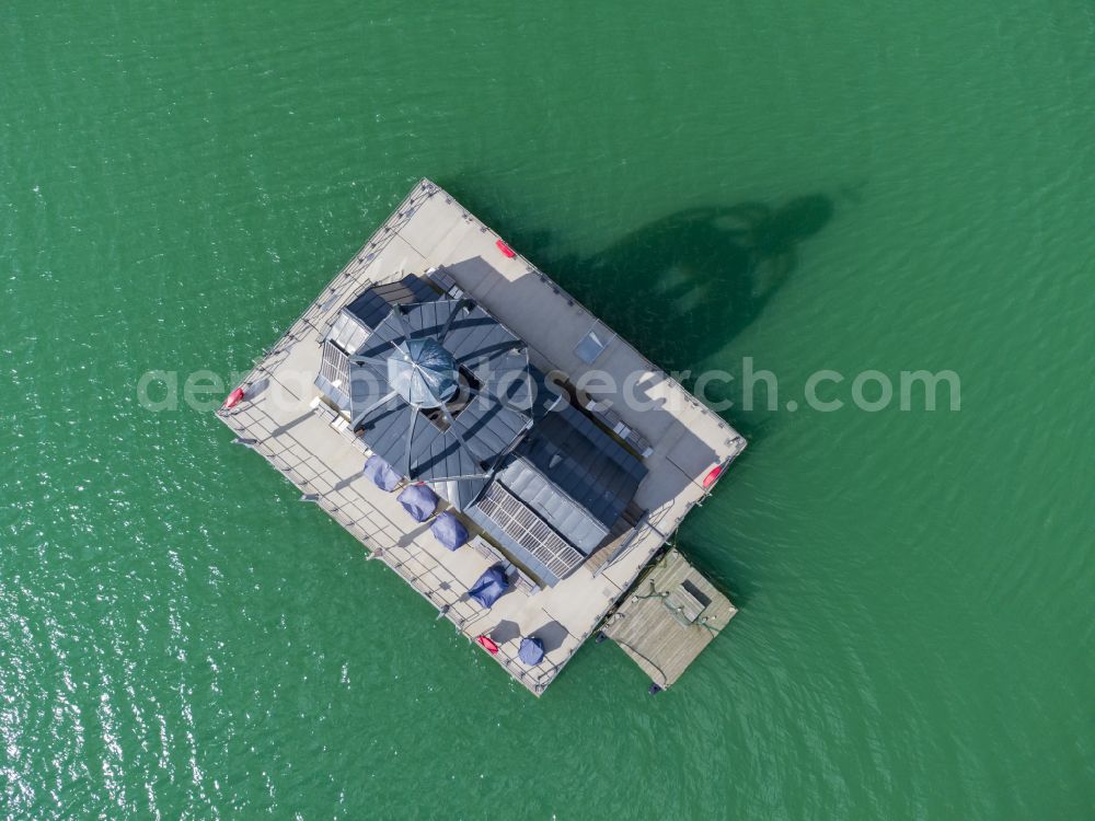 Aerial photograph Großpösna - Riparian areas on the lake area of Stoermthaler See with the swimming platform VINETA in Grosspoesna in the state Saxony