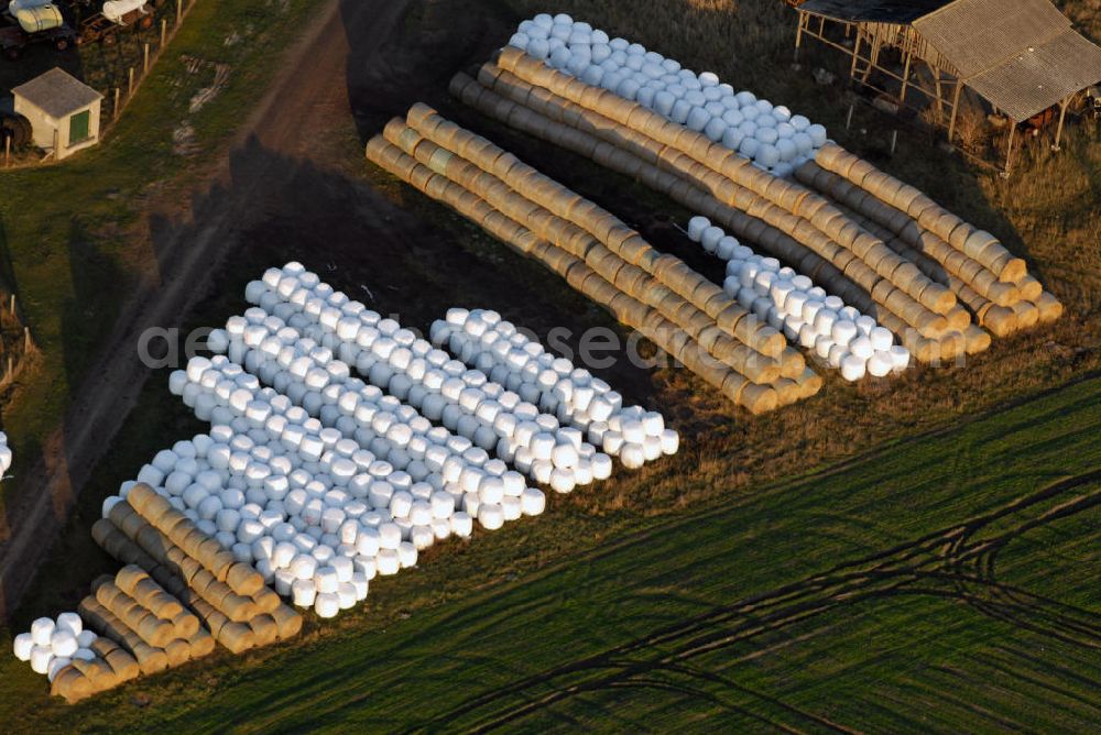 Aerial image Frankenhain - Blick auf dekorativ angeordnete Strohballen eines Landwirtschaftsbetriebes in der Nähe von Frankenhain in Brandenburg.