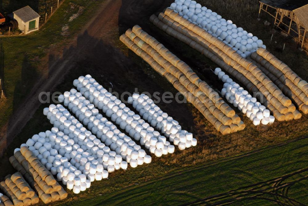 Aerial photograph Frankenhain - Blick auf dekorativ angeordnete Strohballen eines Landwirtschaftsbetriebes in der Nähe von Frankenhain in Brandenburg.