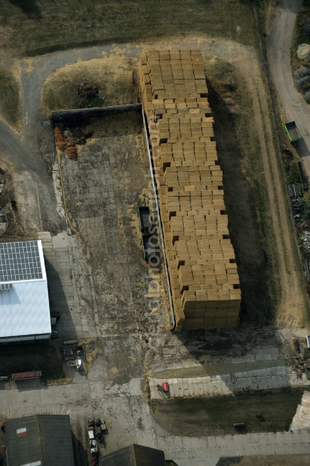 Aerial photograph Bilzingsleben - Straw stack in an agricultural warehouse space in Bilzingsleben in the state Thuringia