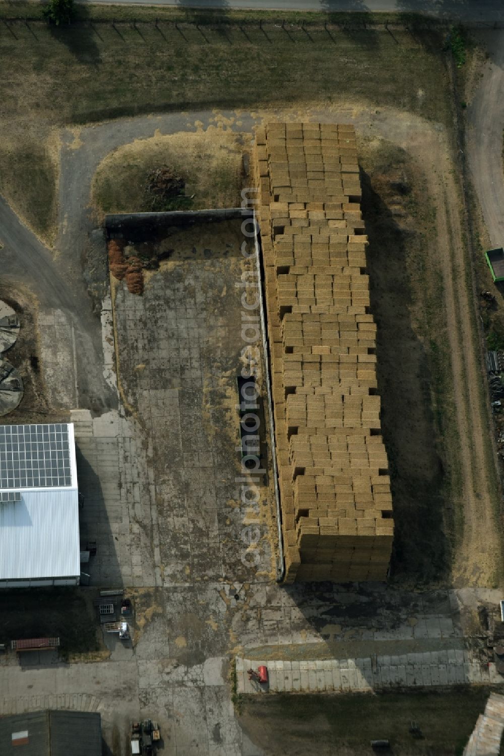 Bilzingsleben from above - Straw stack in an agricultural warehouse space in Bilzingsleben in the state Thuringia