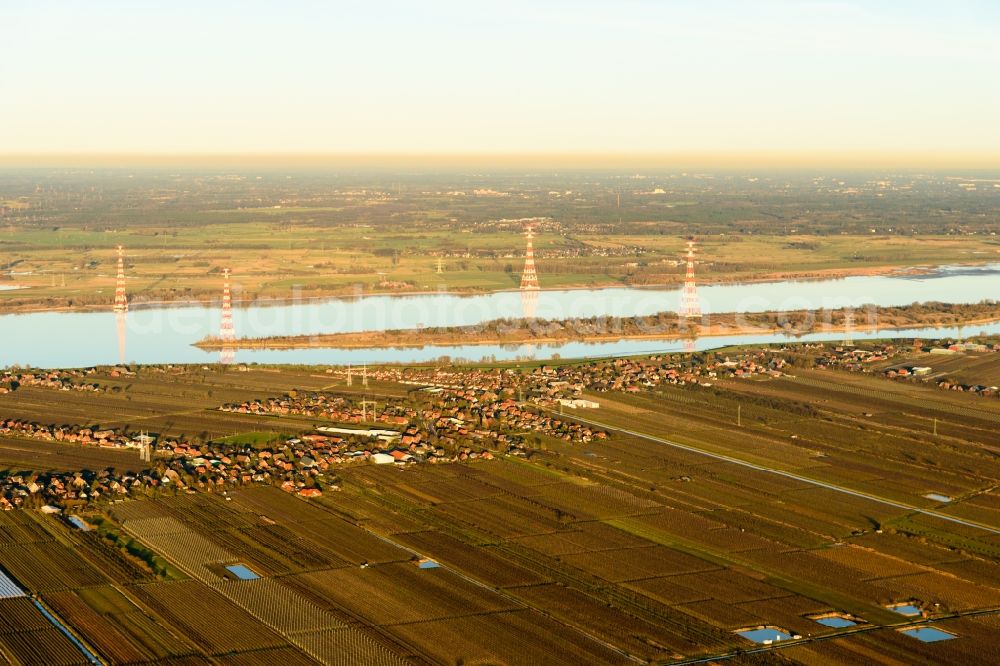 Aerial photograph Hollern-Twielenfleth - Power tower-construction of a road and Interconnector above the river Elbe in Hollern-Twielenfleth in the state Niedersachsen, Germany