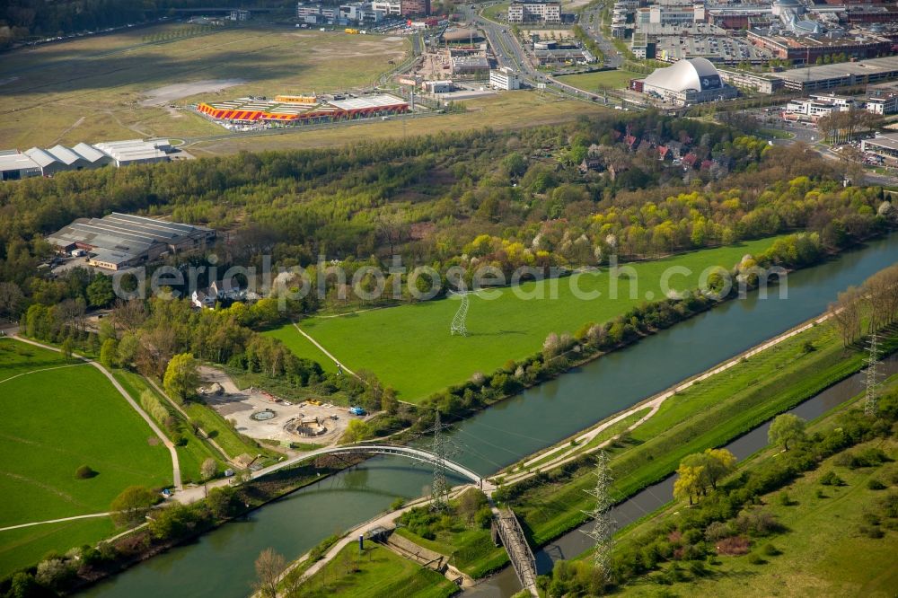 Aerial photograph Oberhausen - Power tower-construction of a road and Interconnector Steel sculpture sorcerer - dancing electricity pylon in Oberhausen in the state North Rhine-Westphalia