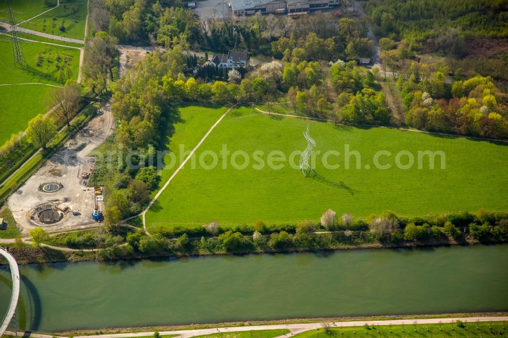 Oberhausen from the bird's eye view: Power tower-construction of a road and Interconnector Steel sculpture sorcerer - dancing electricity pylon in Oberhausen in the state North Rhine-Westphalia