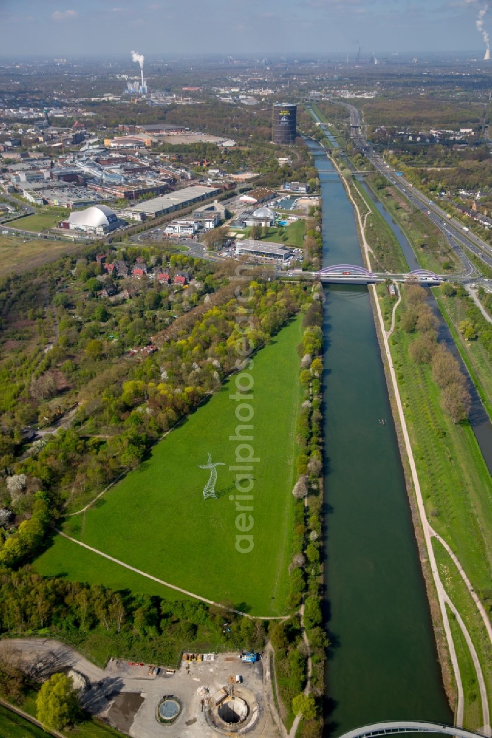 Aerial image Oberhausen - Power tower-construction of a road and Interconnector Steel sculpture sorcerer - dancing electricity pylon in Oberhausen in the state North Rhine-Westphalia