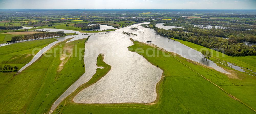 Aerial photograph Xanten - Grassland structures of a meadow and field landscape in the lowland Bisliche Insel in the district Wardt in Xanten in the state North Rhine-Westphalia, Germany