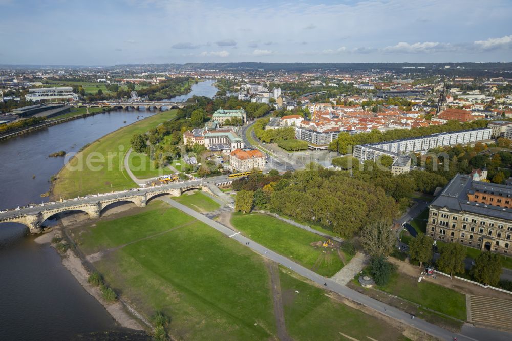 Dresden from the bird's eye view: Grassland structures of a meadow and field landscape in the lowland Elbwiesen on street Augustusbruecke in the district Innere Neustadt in Dresden in the state Saxony, Germany