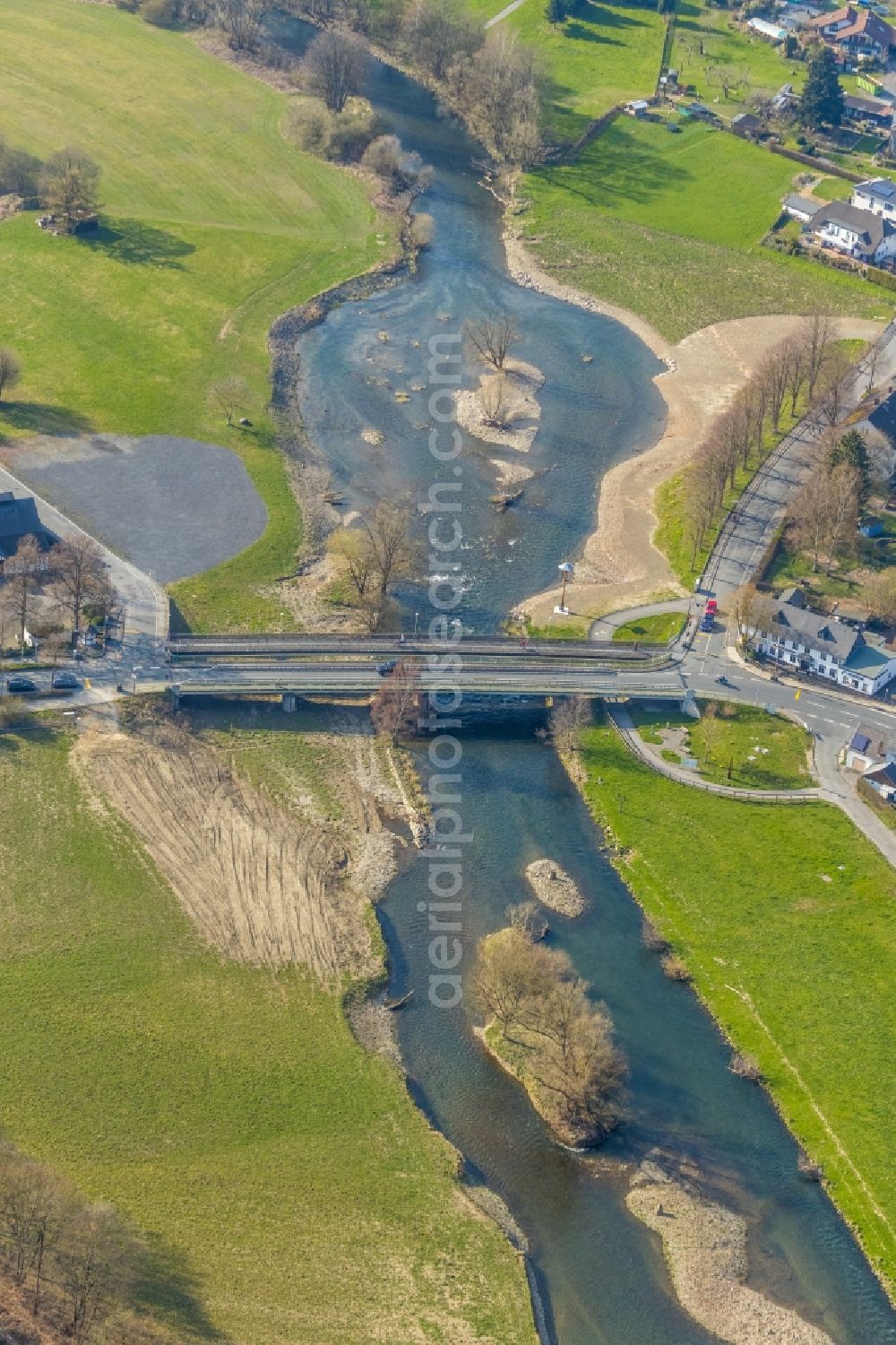 Aerial photograph Arnsberg - Grassland structures of a meadow and field landscape in the lowland the Ruhr in the district Oeventrop in Arnsberg in the state North Rhine-Westphalia, Germany