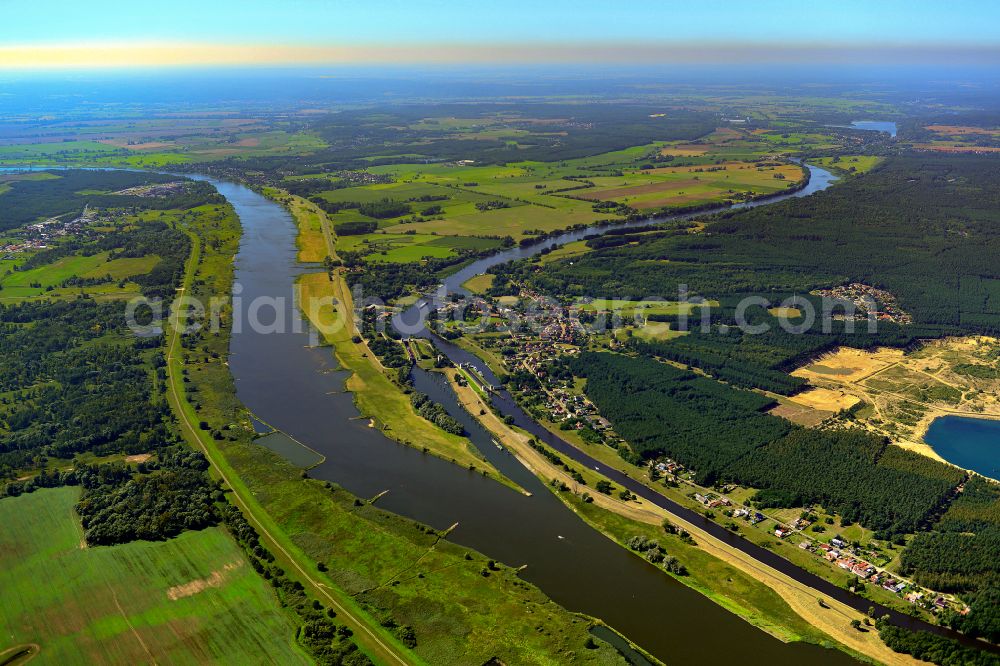 Hohensaaten from the bird's eye view: Grassland structures of a meadow and field landscape in the lowland on the banks of the river Oder in Hohensaaten in the state Brandenburg, Germany