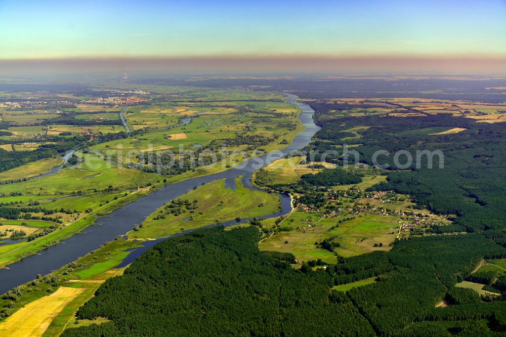 Aerial photograph Schöneberg - Grassland structures of a meadow and field landscape in the lowland on the banks of the river Oder in Schöneberg in the state Brandenburg, Germany