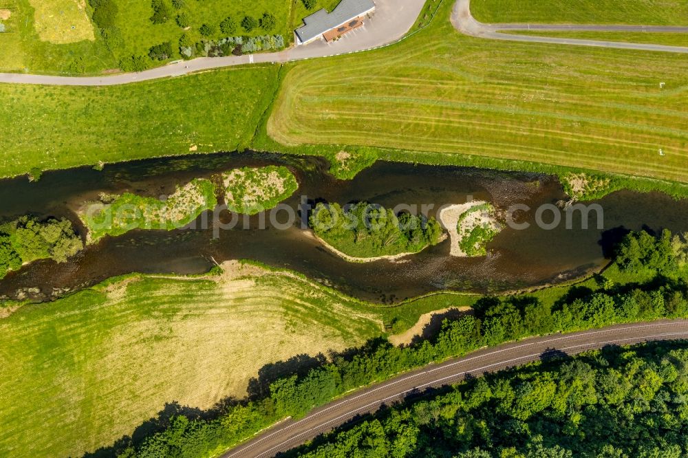 Aerial photograph Arnsberg - Grassland structures of a meadow and field landscape in the lowland on the banks of the Ruhr in the district Oeventrop in Arnsberg in the state North Rhine-Westphalia, Germany