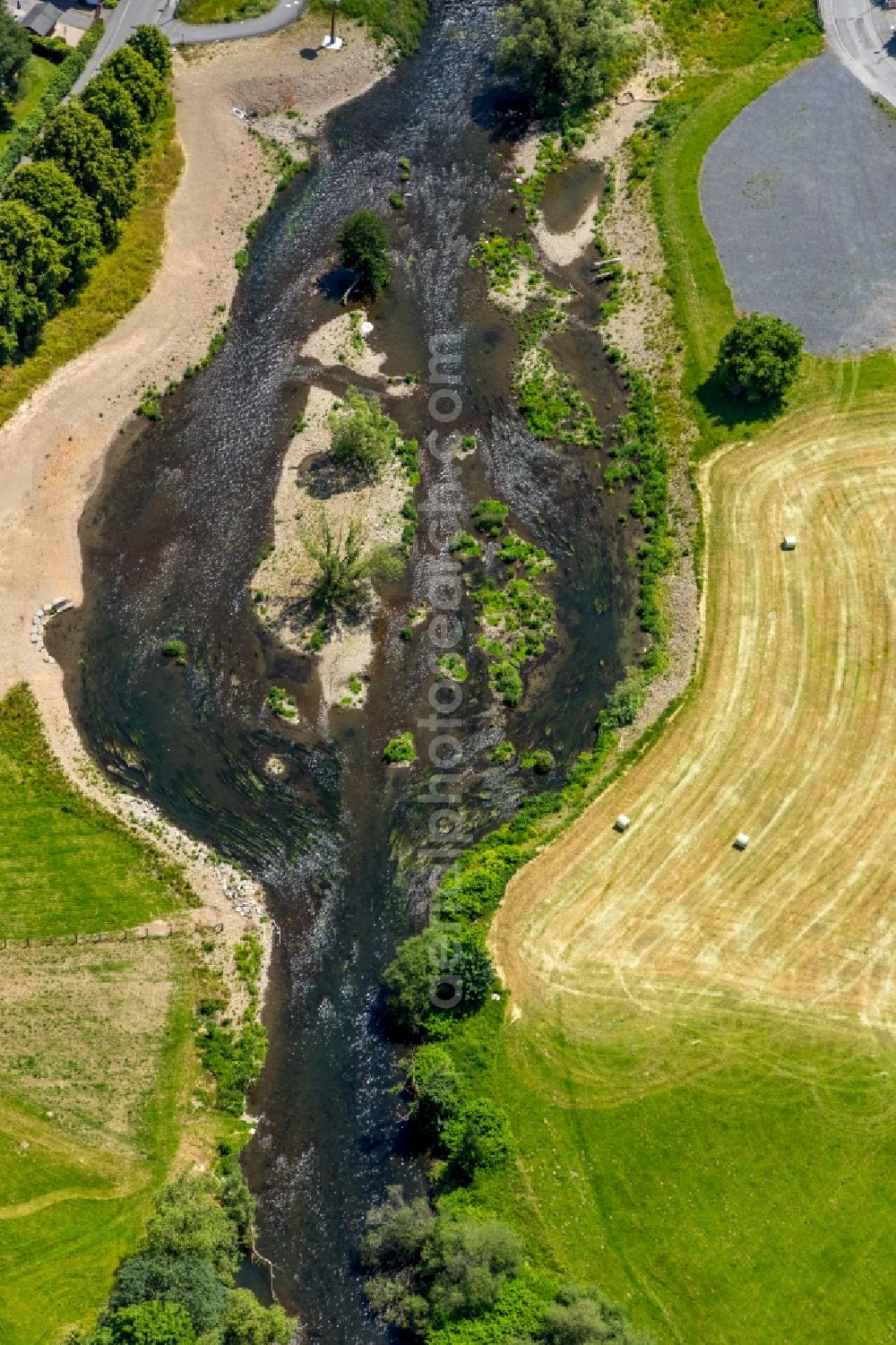 Aerial photograph Arnsberg - Grassland structures of a meadow and field landscape in the lowland on the banks of the Ruhr in the district Oeventrop in Arnsberg in the state North Rhine-Westphalia, Germany