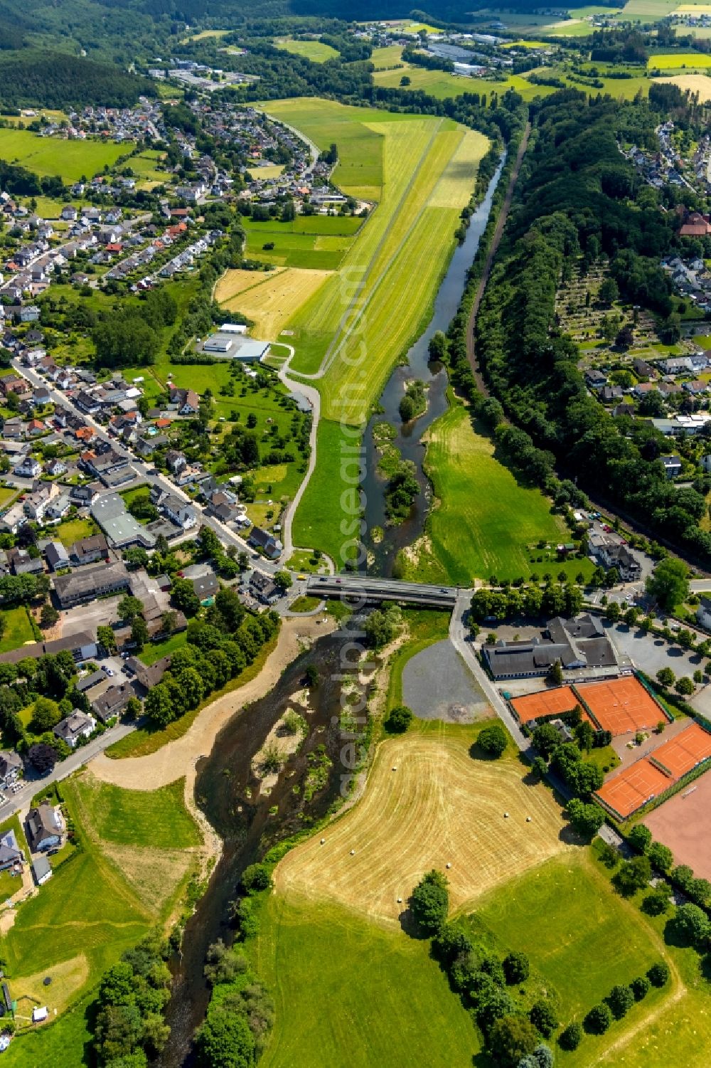 Arnsberg from above - Grassland structures of a meadow and field landscape in the lowland on the banks of the Ruhr in the district Oeventrop in Arnsberg in the state North Rhine-Westphalia, Germany