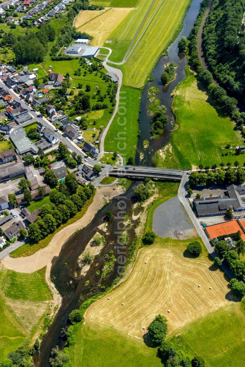 Arnsberg from the bird's eye view: Grassland structures of a meadow and field landscape in the lowland on the banks of the Ruhr in the district Oeventrop in Arnsberg in the state North Rhine-Westphalia, Germany