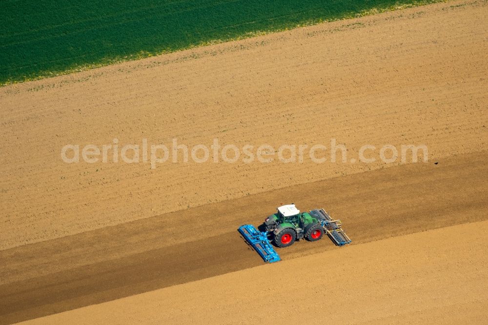 Linnich from the bird's eye view: Structures on harrowing and seeding agricultural fields in Linnich in the state North Rhine-Westphalia