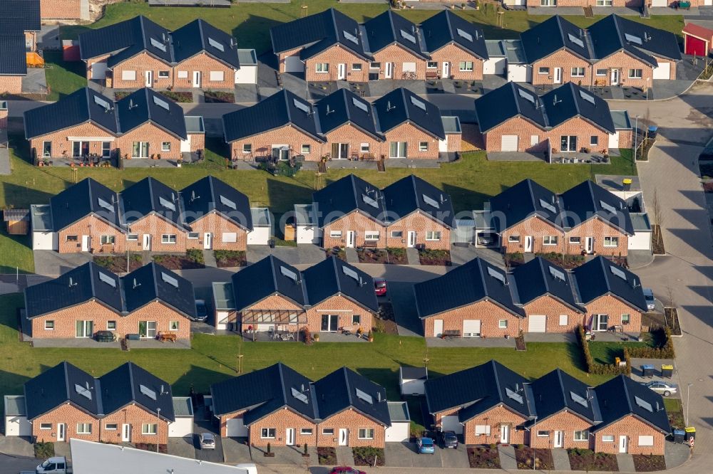 Aerial photograph Übach-Palenberg - Structures in a residential area with built terraced house settlement in Ubach-Palenberg in the state of North Rhine-Westphalia