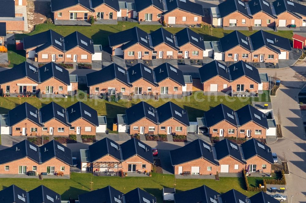 Übach-Palenberg from above - Structures in a residential area with built terraced house settlement in Ubach-Palenberg in the state of North Rhine-Westphalia