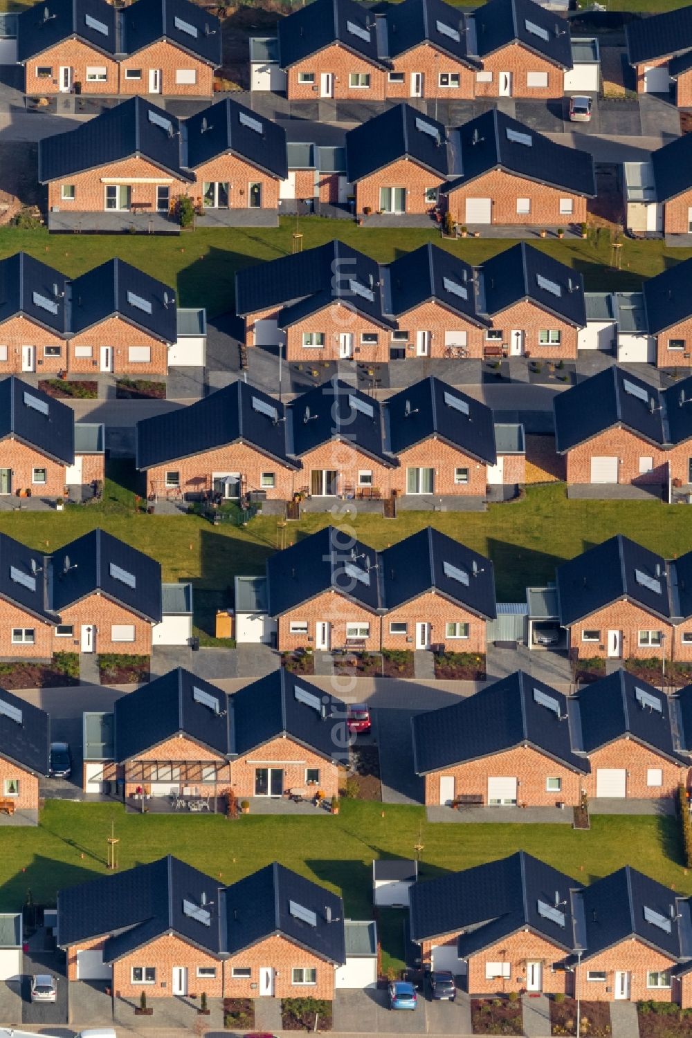 Übach-Palenberg from the bird's eye view: Structures in a residential area with built terraced house settlement in Ubach-Palenberg in the state of North Rhine-Westphalia