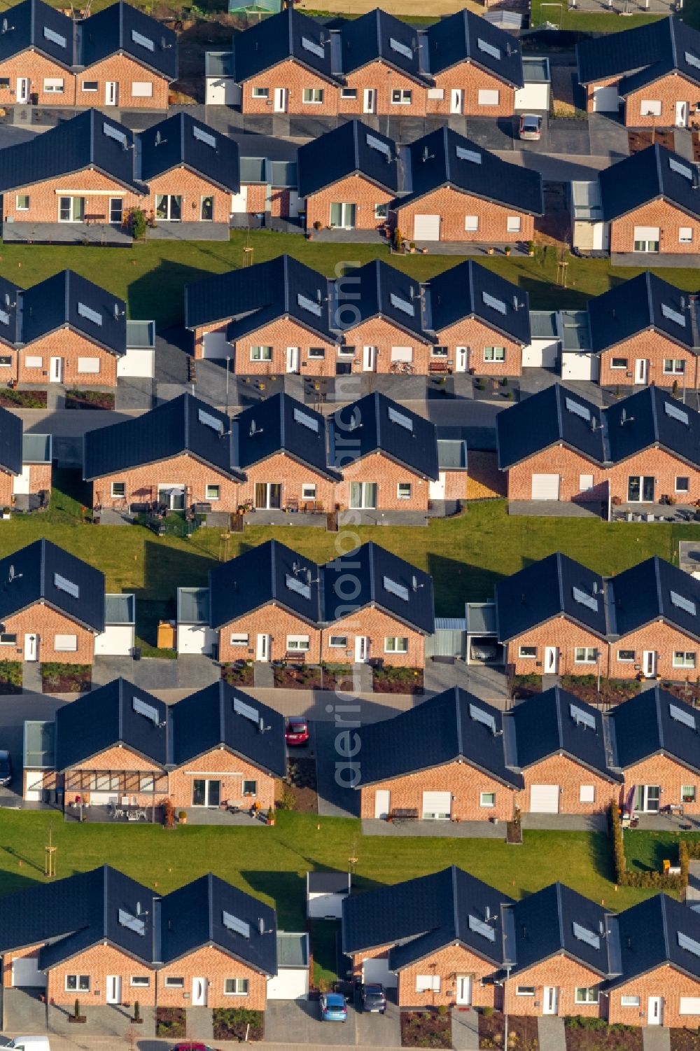 Aerial image Übach-Palenberg - Structures in a residential area with built terraced house settlement in Ubach-Palenberg in the state of North Rhine-Westphalia