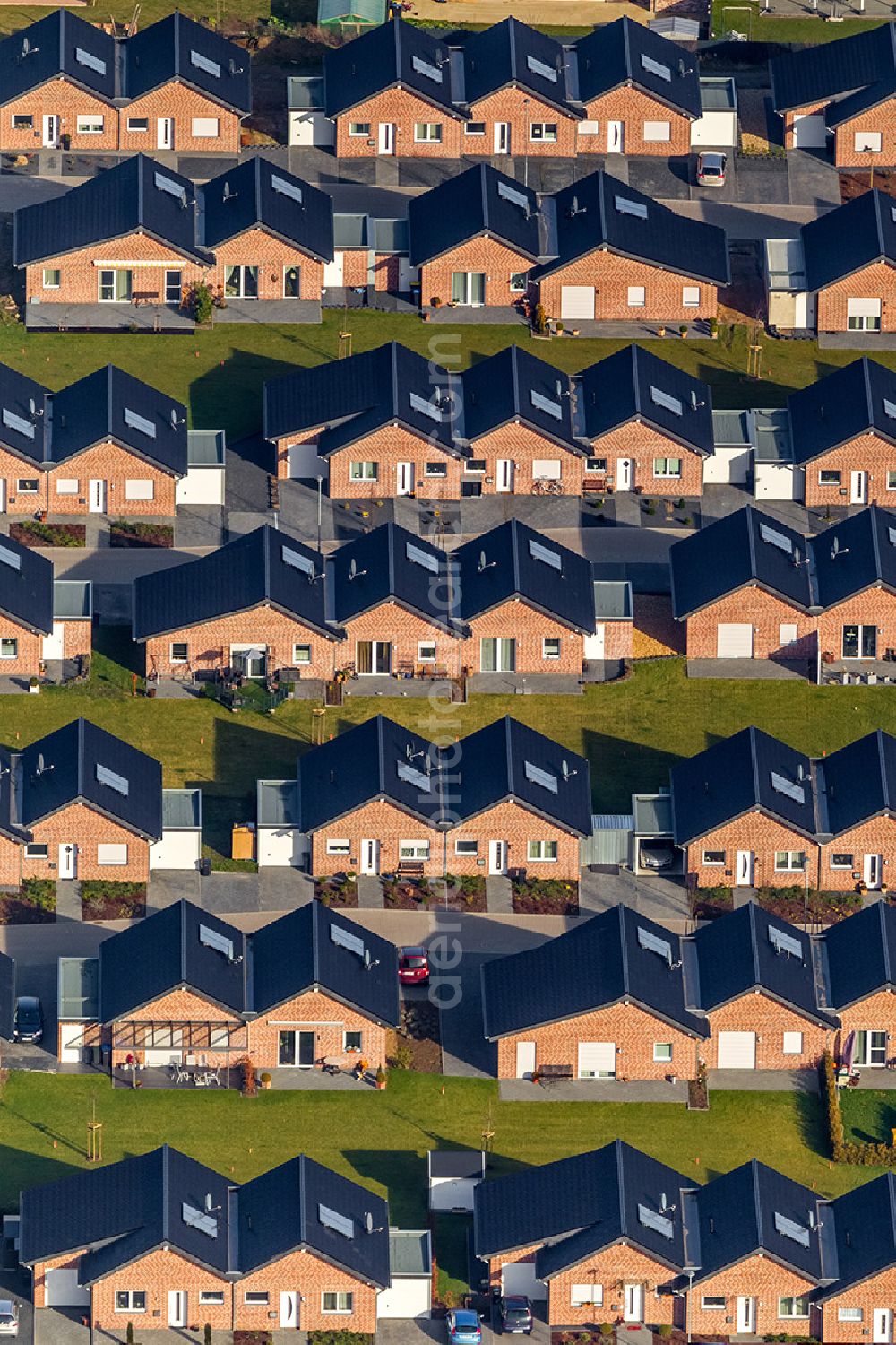 Aerial photograph Übach-Palenberg - Structures in a residential area with built terraced house settlement in Ubach-Palenberg in the state of North Rhine-Westphalia